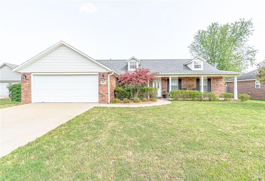 1807 SW Pine Avenue, Bentonville, AR 72713