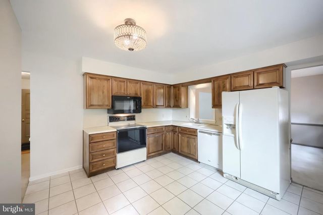 2156 SOUTHBROOK DR, York, PA 17403