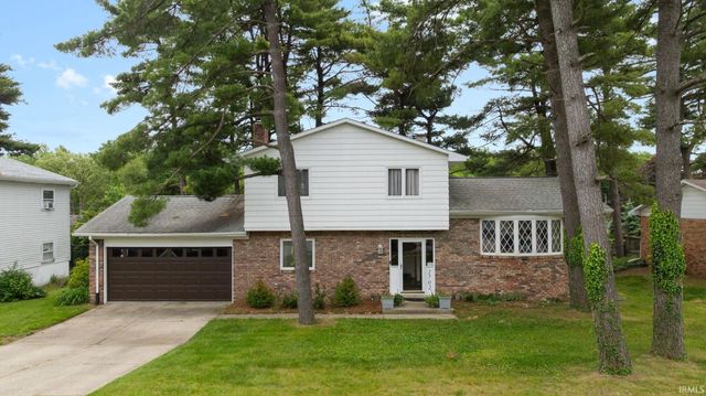 2702 Arrowhead Drive, South Bend, IN 46628