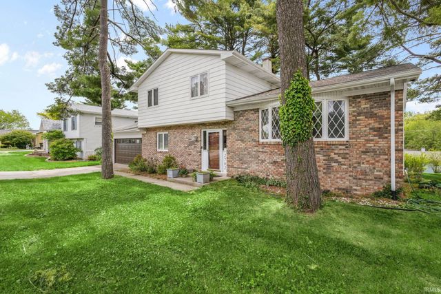 2702 Arrowhead Drive, South Bend, IN 46628