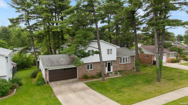 2702 Arrowhead Drive, South Bend, IN 46628