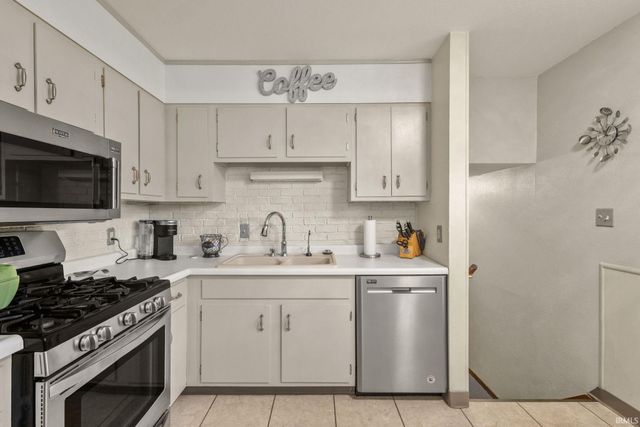 2702 Arrowhead Drive, South Bend, IN 46628