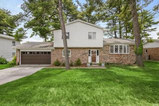 2702 Arrowhead Drive, South Bend, IN 46628