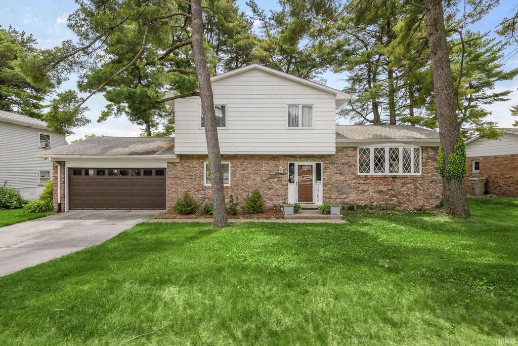 2702 Arrowhead Drive, South Bend, IN 46628