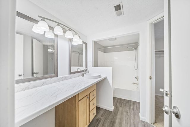 5421 Worthington Forest Place E, Columbus, OH 43229