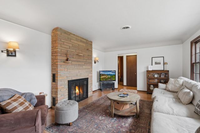 2820 Washta Bay Road, Chanhassen, MN 55331