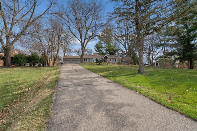 2820 Washta Bay Road, Chanhassen, MN 55331