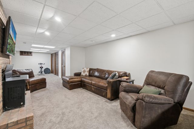 2820 Washta Bay Road, Chanhassen, MN 55331