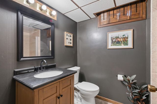 2820 Washta Bay Road, Chanhassen, MN 55331