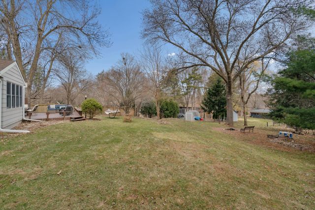 2820 Washta Bay Road, Chanhassen, MN 55331