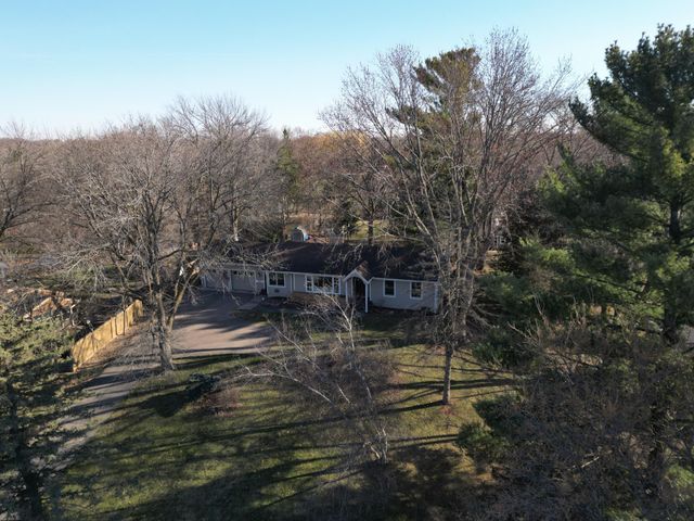 2820 Washta Bay Road, Chanhassen, MN 55331