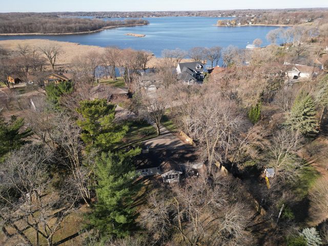 2820 Washta Bay Road, Chanhassen, MN 55331