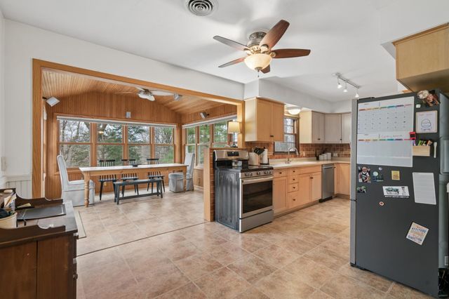 2820 Washta Bay Road, Chanhassen, MN 55331