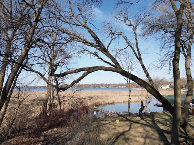 2820 Washta Bay Road, Chanhassen, MN 55331