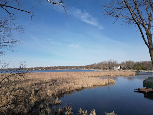 2820 Washta Bay Road, Chanhassen, MN 55331