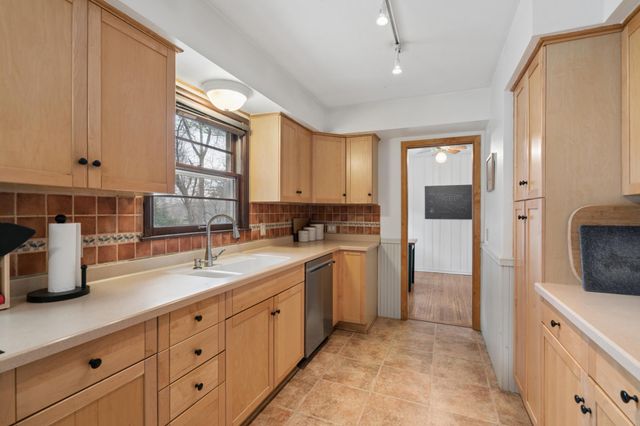 2820 Washta Bay Road, Chanhassen, MN 55331