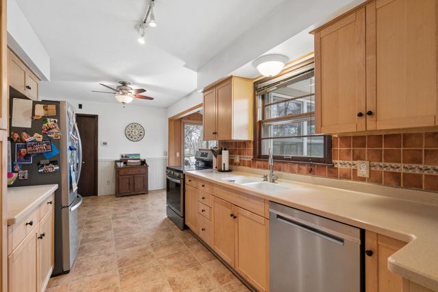 2820 Washta Bay Road, Chanhassen, MN 55331