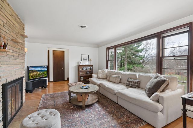 2820 Washta Bay Road, Chanhassen, MN 55331