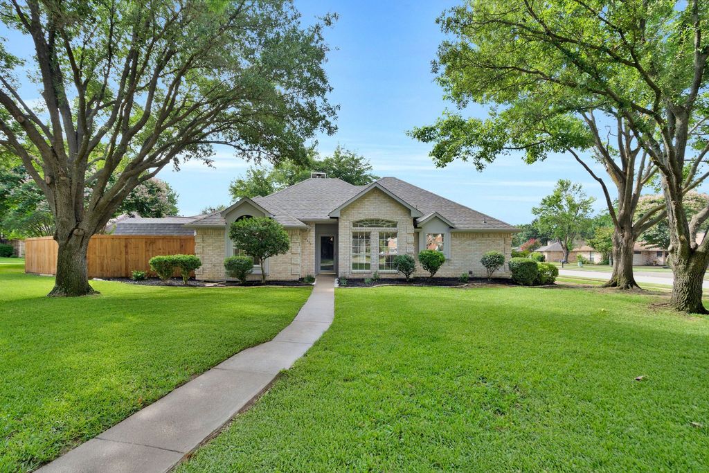 2233 Woodview Drive, Flower Mound, TX 75028