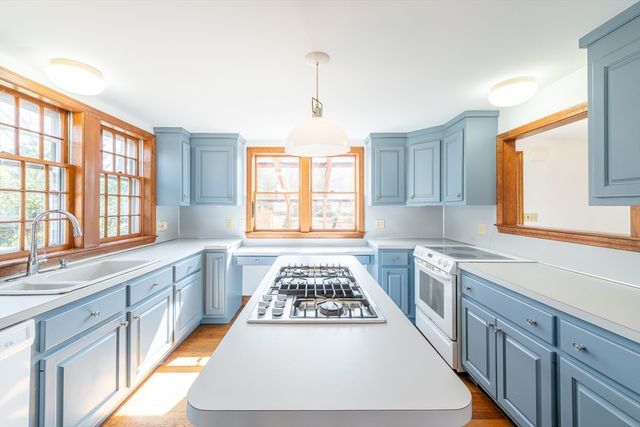 72 Loop Rd, Falmouth, MA 02540