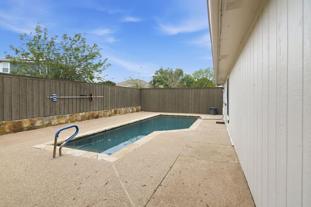 8105 Spruce Valley Drive, Fort Worth, TX 76137