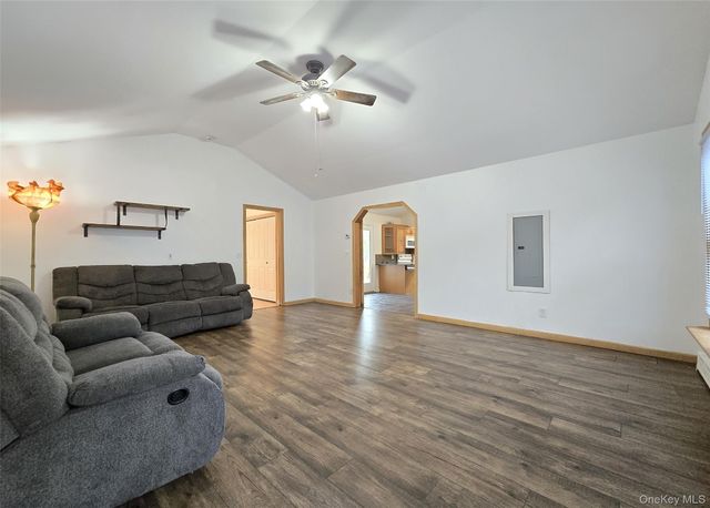 27 Forest Trail, Ridge, NY 11961