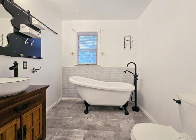 27 Forest Trail, Ridge, NY 11961