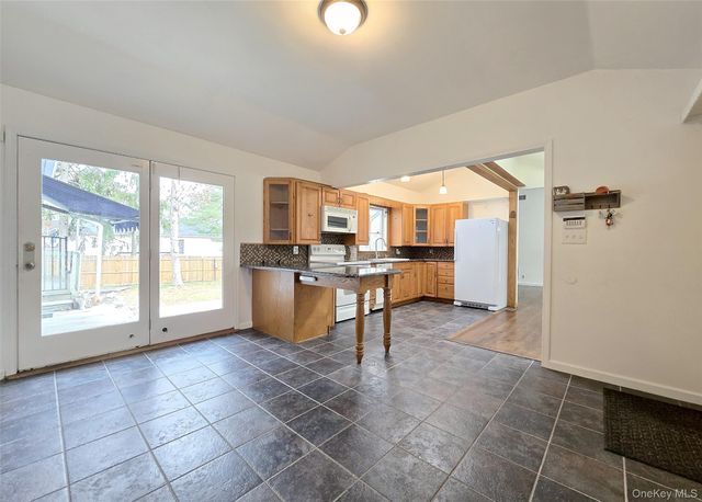 27 Forest Trail, Ridge, NY 11961