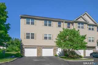 27 Riverview Court 27, Brookfield, CT 06804