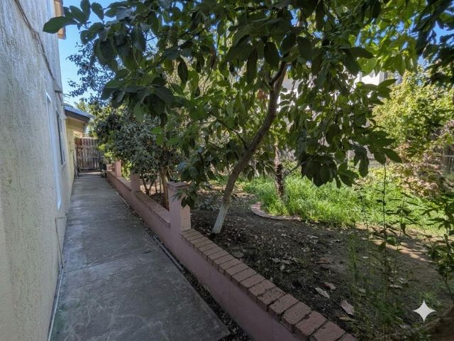 8075 Calle Royale Way, Sacramento, CA 95823