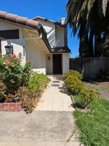 8075 Calle Royale Way, Sacramento, CA 95823
