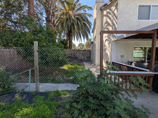 8075 Calle Royale Way, Sacramento, CA 95823