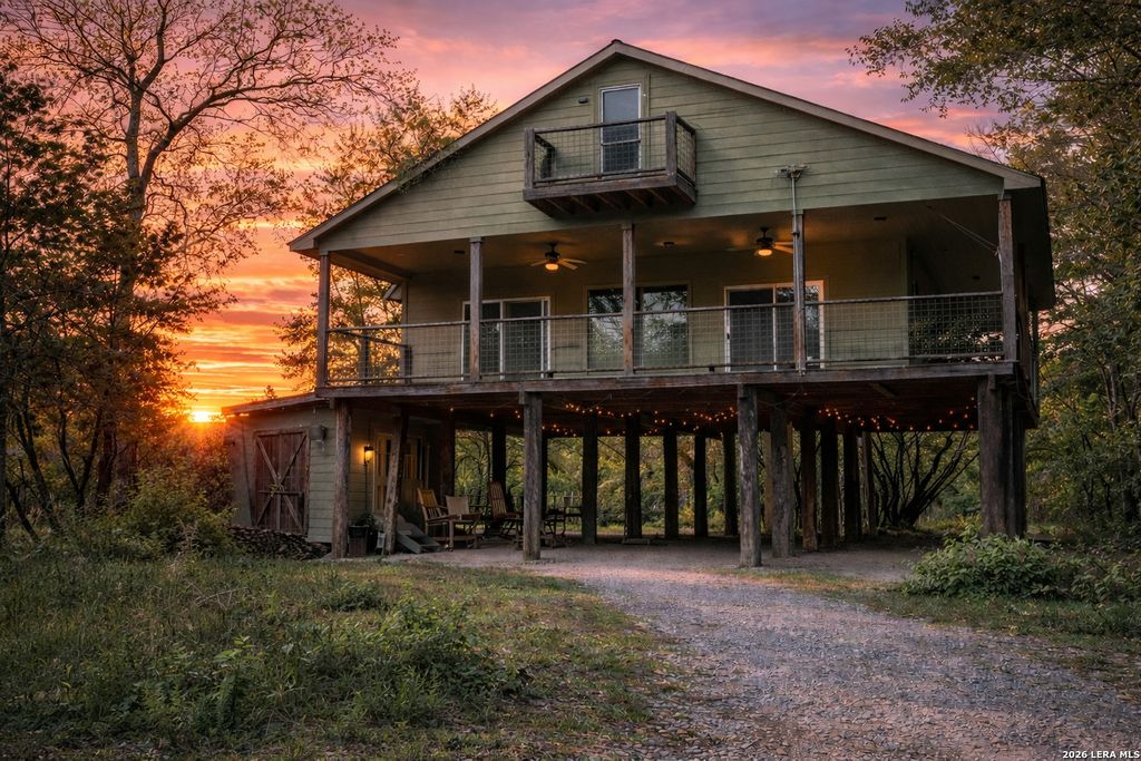 794 Rio Luna, Bandera, TX 78003