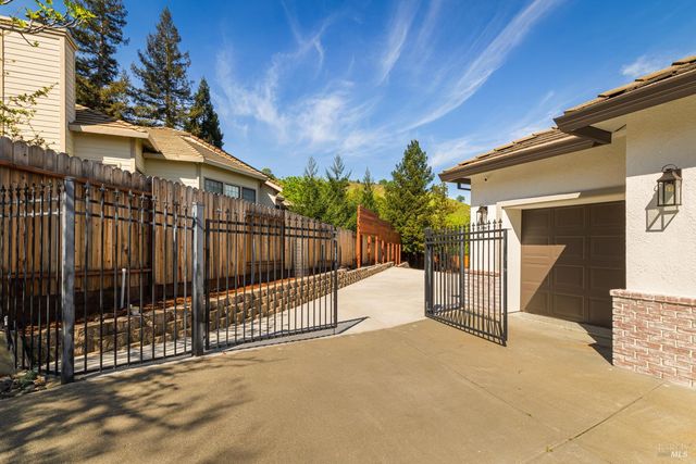 267 Alta Mira Dr, Vacaville, CA 95688