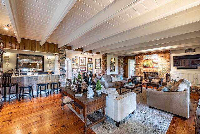 305 Oak Alley Dr, Houma, LA 70360