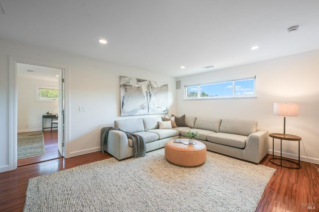 16 Wallace Way, San Rafael, CA 94903