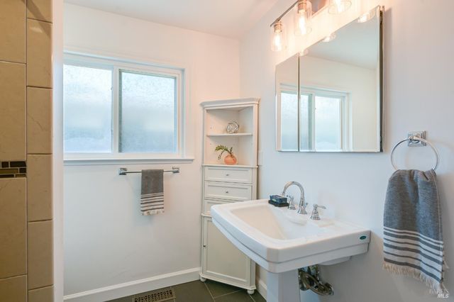 16 Wallace Way, San Rafael, CA 94903