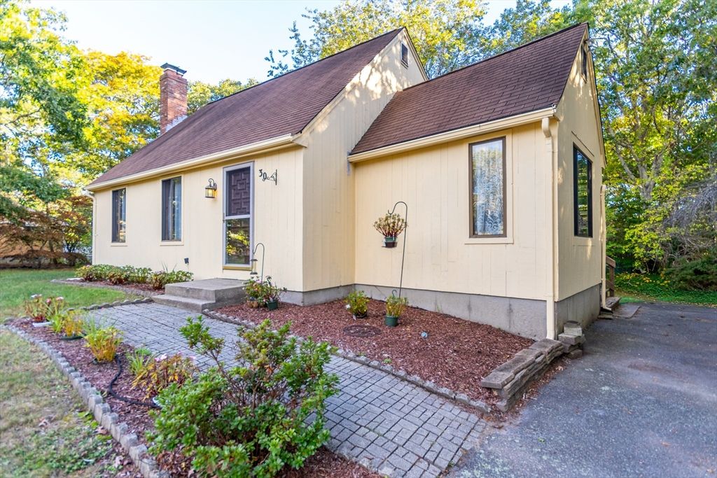 30 Weatherglass Ln, Falmouth, MA 02536