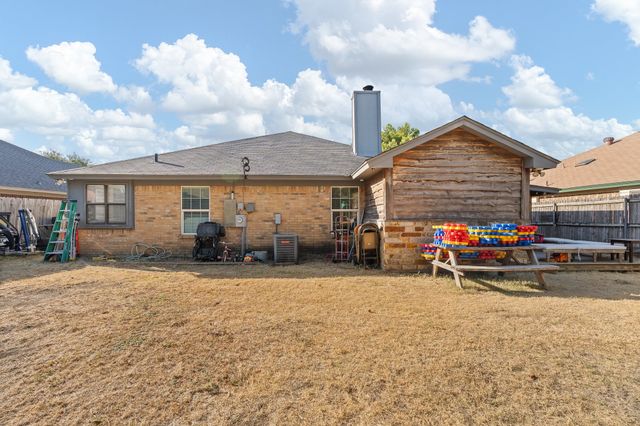 1060 Parkhill Avenue, Saginaw, TX 76179