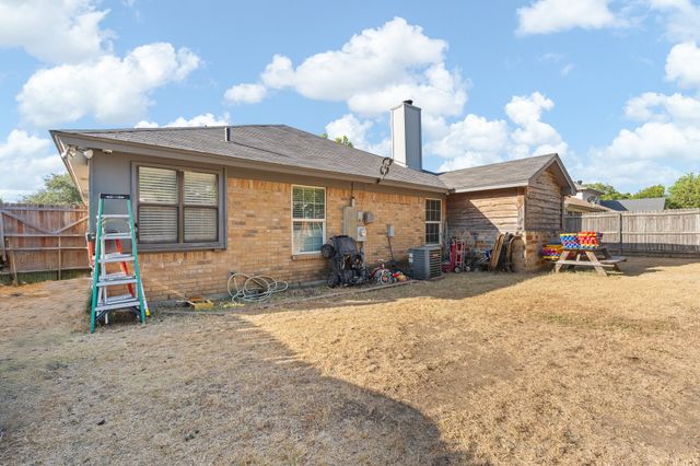1060 Parkhill Avenue, Saginaw, TX 76179