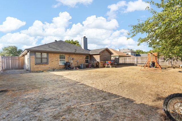 1060 Parkhill Avenue, Saginaw, TX 76179