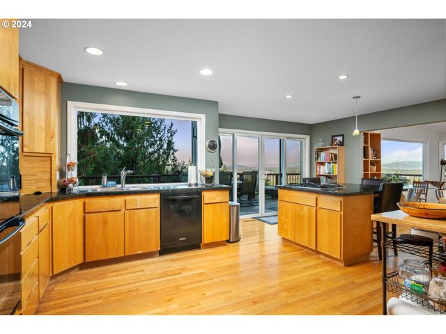 1060 UPPER DEVON Ln, Lake Oswego, OR 97034