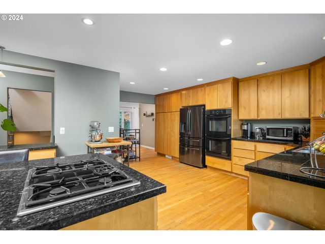 1060 UPPER DEVON Ln, Lake Oswego, OR 97034