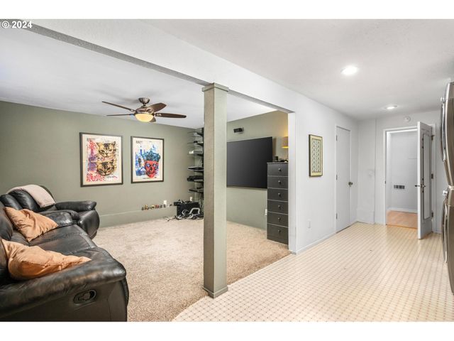 1060 UPPER DEVON Ln, Lake Oswego, OR 97034