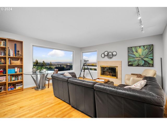 1060 UPPER DEVON Ln, Lake Oswego, OR 97034