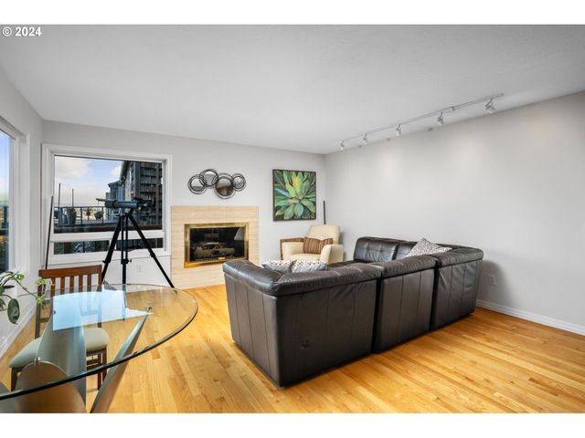 1060 UPPER DEVON Ln, Lake Oswego, OR 97034