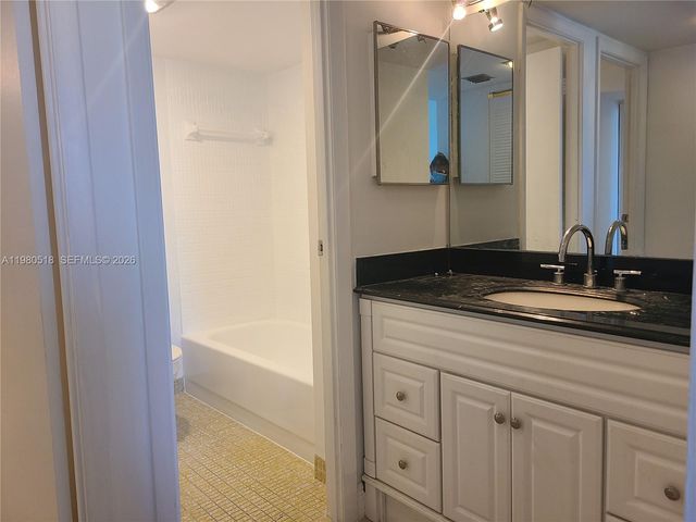 20335 W Country Club Dr 705, Aventura, FL 33180