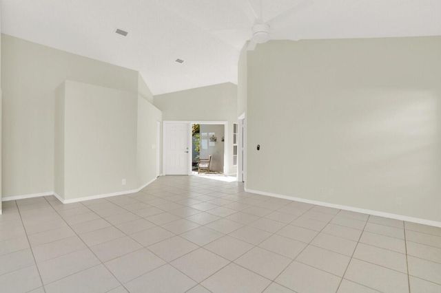 21 Selby Lane, Palm Beach Gardens, FL 33418