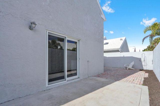 21 Selby Lane, Palm Beach Gardens, FL 33418