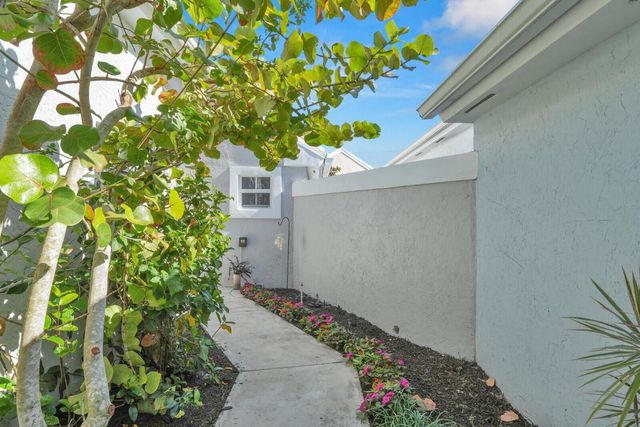 21 Selby Lane, Palm Beach Gardens, FL 33418